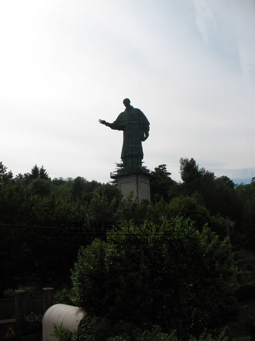 Arona, Statua di San Carlo Borromeo